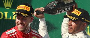 Nass gemacht. Lewis Hamilton (r.) führt im WM-Klassement vor Sebastian Vettel.