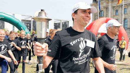 Sie kommt. 2008 trug Schwimmer Stefan Krumrey, der 1991 einer der ersten Deutschen bei den Special Olympics war, die Fackel vor dem Reichstag.