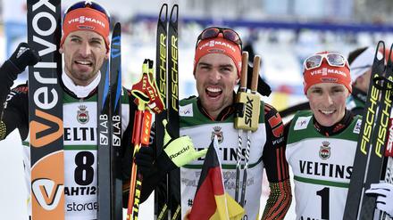 Johannes Rydzek, Eric Frenzel and Björn Kircheisen feiern den deutschen Triumph in der Nordischen Kombination. 