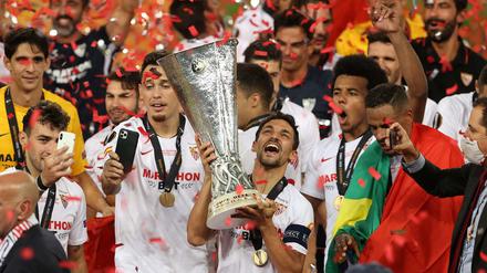 Da ist das Ding: Sevillas Kapitän Jesus Navas reckt den Pokal in die Höhe.