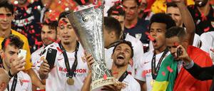 Da ist das Ding: Sevillas Kapitän Jesus Navas reckt den Pokal in die Höhe.