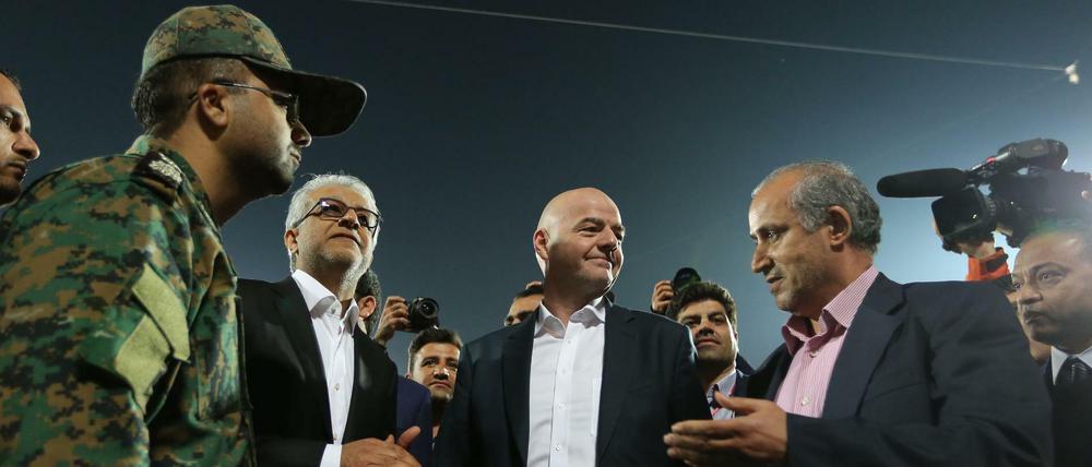 In Bedrängnis. Fifa-Präsident Gianni Infantino (M.), der jüngst schon im Fokus der "Football-Leaks" stand.