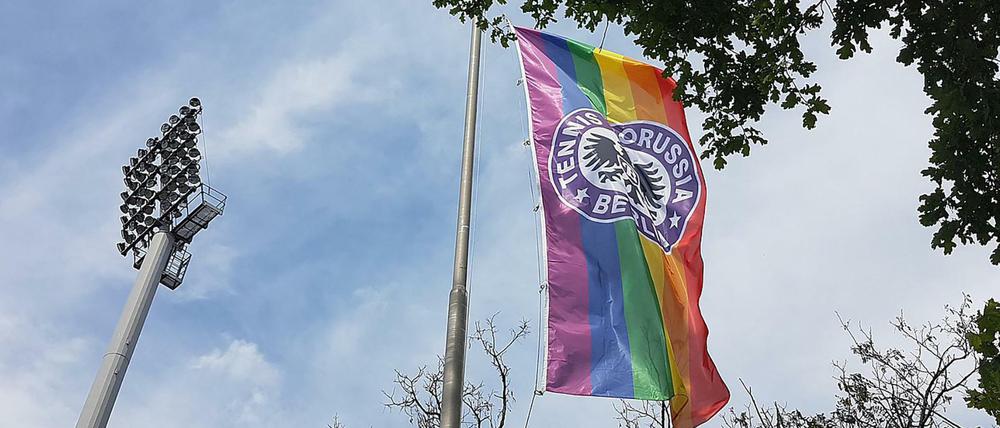 Im Jahr 2017 gab es Streit zwischen Jens Redlich und der Abteilung Aktive Fans wegen einer Regenbogenflagge.