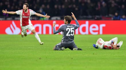 Nur einer der vielen Aufreger. Thomas Müller trifft Ajax' Nicolas Tagliafico mit den Stollen am Kopf und sieht die Rote Karte. 