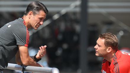 Niko Kovac (l.) im Gespräch mit Manuel Neuer. Der FC Bayern München befindet sich im Trainingslager in Rottach-Egern.