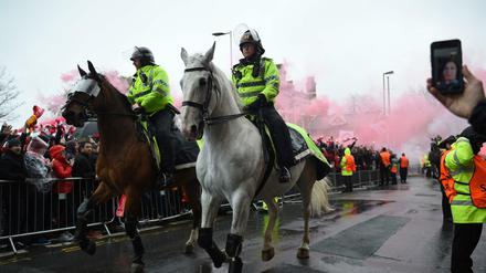 Vor dem Anfield-Stadion kam es am Dienstag zu gewalttätigen Ausschreitungen. 
