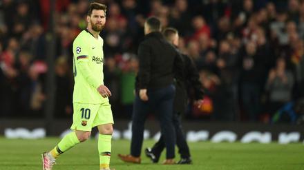 Enttäuscht verlässt Lionel Messi den Rasen in Anfield. 