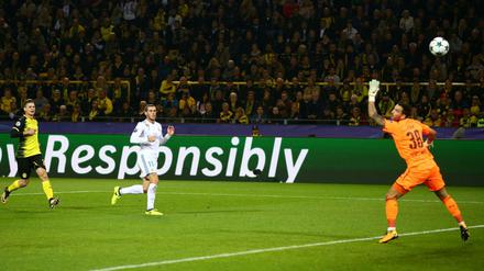 Da guckst du. Roman Bürki im Dortmunder Tor ist machtlos gegen den Schuss von Gareth Bale.