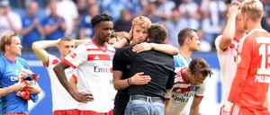 Hamburg&amp;apos;s German head coach Christian Titz stands with the players on the pitch after the German first division Bundesliga football match Hamburger SV vs Borussia Moenchengladbach in Hamburg, northern Germany, on May 12, 2018. / AFP PHOTO / Patrik STOLLARZ / RESTRICTIONS: DURING MATCH TIME: DFL RULES TO LIMIT THE ONLINE USAGE TO 15 PICTURES PER MATCH AND FORBID IMAGE SEQUENCES TO SIMULATE VIDEO. == RESTRICTED TO EDITORIAL USE == FOR FURTHER QUERIES PLEASE CONTACT DFL DIRECTLY AT + 49 69 650050