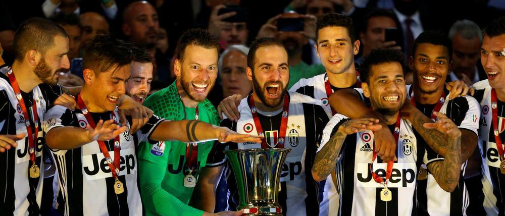 Die Spieler von Juventus Turin feiern den Sieg in der Coppa Italia.