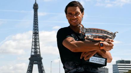 Erinnerungsfoto vor dem Eiffelturm: Rafael Nadal mit seinem Lieblingspokal.