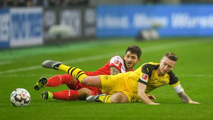 Ausgerutscht. Marco Reus (r.) und Borussia Dortmund verlieren gegen Matthias Zimmermann und Fortuna Düsseldorf.