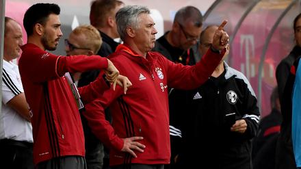 Dirigent mit erhobenem Zeigefinder. Carlo Ancelotti (M.) bei seinem Debüt auf der Bayern-Trainerbank in Lippstadt. 