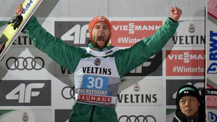 Markus Eisenbichler schreit die Freude über Platz zwei in Oberstdorf heraus. 