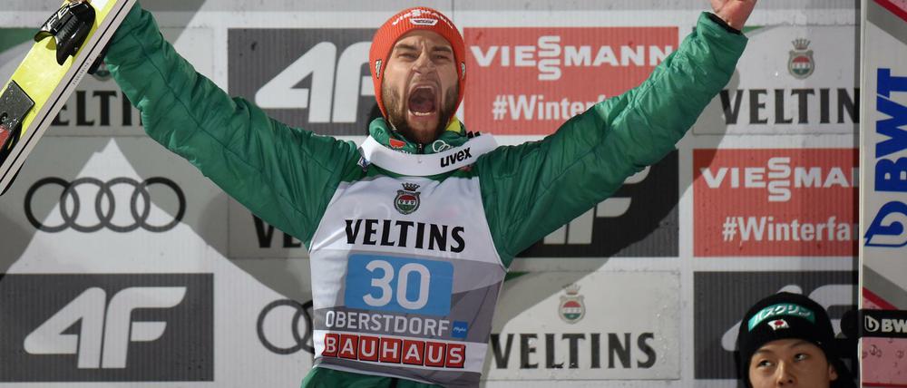 Markus Eisenbichler schreit die Freude über Platz zwei in Oberstdorf heraus. 