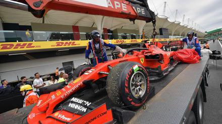 Roter Schrott. Sebastian Vettels Auto erreichte auf Umwegen die eigene Garage.