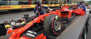 Roter Schrott. Sebastian Vettels Auto erreichte auf Umwegen die eigene Garage.
