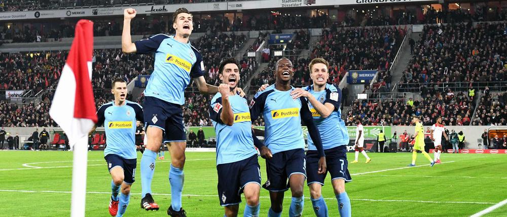 Obenauf. Die Gladbacher freuen sich über den Derbysieg bei Fortuna Düsseldorf.