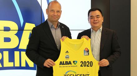 Alba-Geschäftsführer Marco Baldi (links) mit dem Chef des neuen Sponsors Techcent, Xiang Deng.