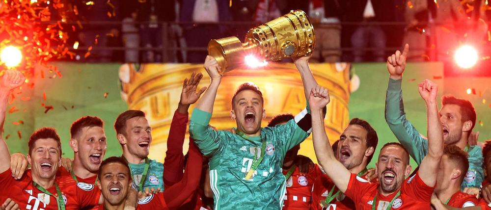 Und wieder jubeln die Bayern. Manuel Neuer stemmt den Pokal in die Luft. 