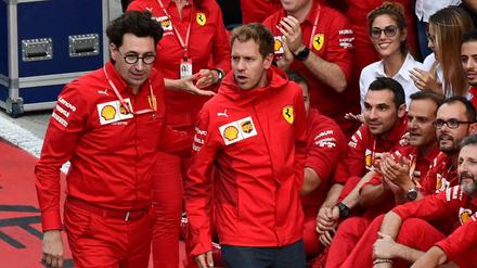 Es gibt Redebedarf. Ferraris Teamchef Mattia Binotto (l.) und Sebastian Vettel.