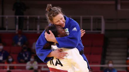 Nach dem Judo-Finale lagen sich die französische Siegerin Clarisse Agbegnenou und die zweitplatzierte Tina Trstenjak aus Slowenien weinend in den Armen lagen