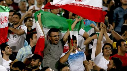 Weit und breit nur Männer: Die iranischen Fußballfans.