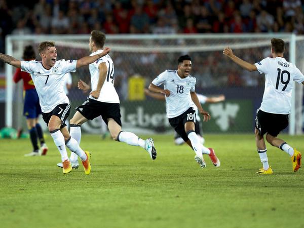 Geschafft. Die deutschen U-21-Fußballer feiern den Finalsieg.