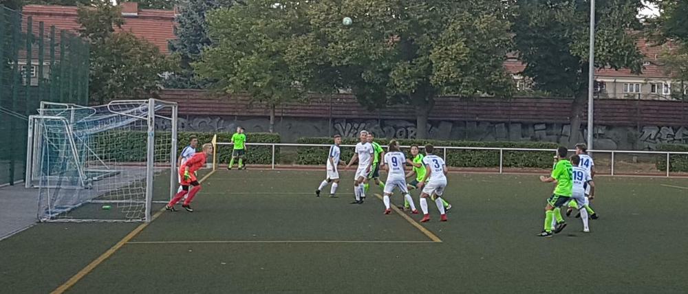 Der SC Staaken (weiße Trikots) gewann das Halbfinale des Bürgermeister-Pokals gegen den SC Gatow im Elfmeterschießen. 