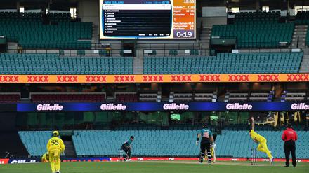 Das letzte Spiel. Die Zuschauer mussten am Freitag in Sydney beim Cricket schon draußen bleiben, am Sonnabend wurde das zweite Spiel zwischen Australien (gelb) und Neuseeland abgesagt.