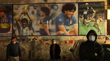 In Neapel versammelten sich am Mittwoch spontan zahlreiche Menschen und trauerten um Maradona. 