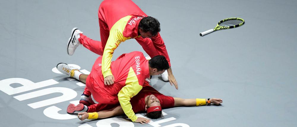 Tja, Tennis können wir besser. Nadal feiert mit seinem Kollegen den Triumph gegen Kanada.