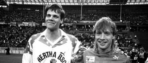 Vereinte Berliner. Olaf Seier (rechts) führte den 1. FC Union zusammen mit Herthas Kapitän Dirk Greiser am 27. Januar 1990 aufs Feld im Olympiastadion.