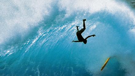 Die Urgewalten der Natur sind in kaum einer anderen Sportart so schön zu betrachten wie beim Surfen. Die Gefahr wohnt dem Surfen bei. Makaha-Beach, Hawaii, 1966