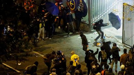 Vor dem Camp Nou in Barcelona kam es am Mittwochabend zu Ausschreitungen. Zahlreiche Personen wurden verletzt. 