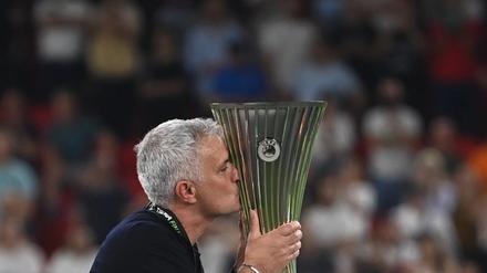 Siegerkuss. Jose Mourinho mit dem Pokal.