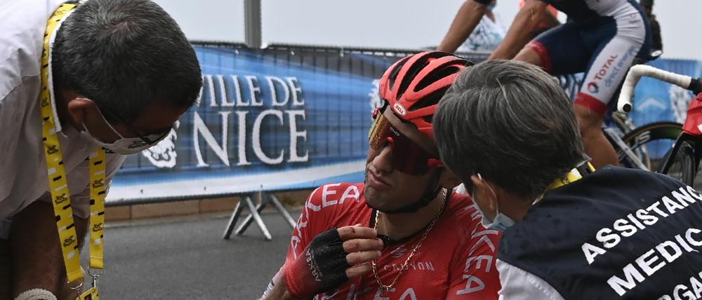 Start der Tour de France: Helfer beim gestürzten Kevin Ledanois 