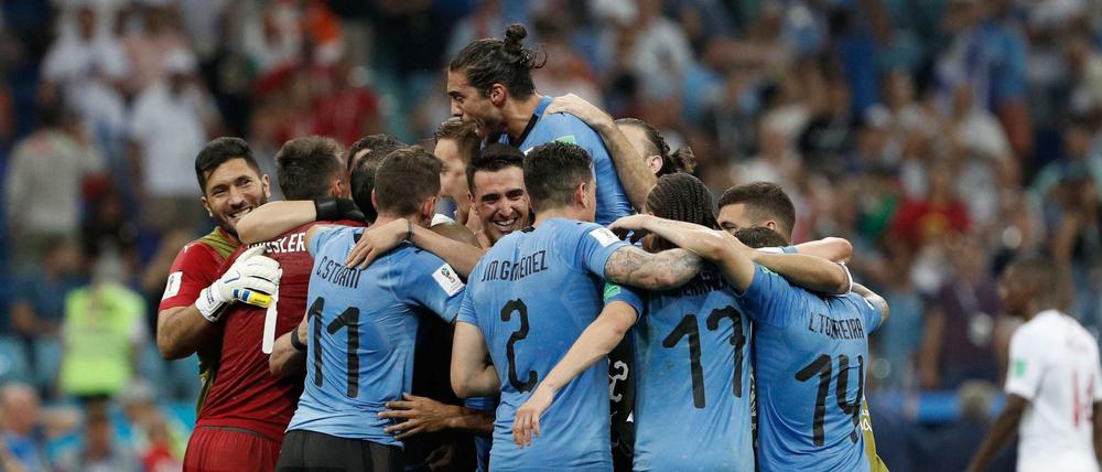 Kreis der Leidenschaft. Uruguay feiert den Sieg gegen Portugal im Achtelfinale.