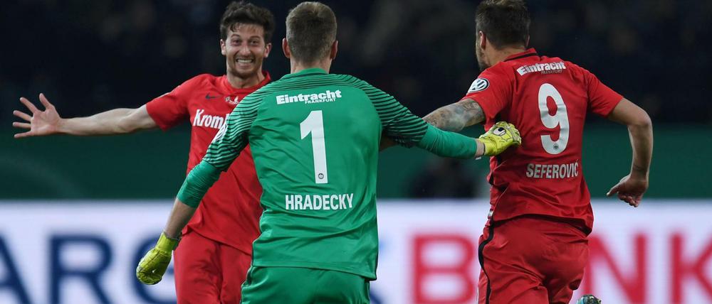 Eintracht-Keeper Lukas Hradecky hält gegen Gladbach zwei Elfmeter.