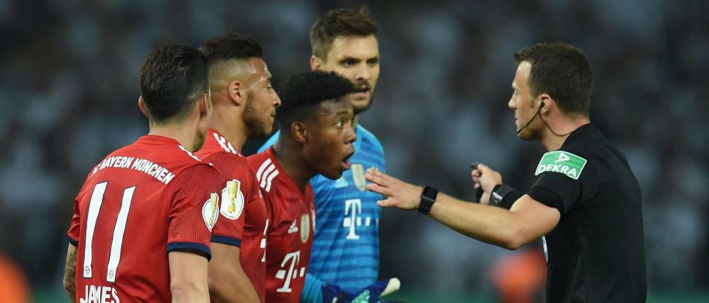 Bayern player look for a penalty from Referee Felix Zwayer during the German Cup DFB Pokal final football match FC Bayern Munich vs Eintracht Frankfurt at the Olympic Stadium in Berlin on May 19, 2018. / AFP PHOTO / Christof STACHE / RESTRICTIONS: ACCORDING TO DFB RULES IMAGE SEQUENCES TO SIMULATE VIDEO IS NOT ALLOWED DURING MATCH TIME. MOBILE (MMS) USE IS NOT ALLOWED DURING AND FOR FURTHER TWO HOURS AFTER THE MATCH. == RESTRICTED TO EDITORIAL USE == FOR MORE INFORMATION CONTACT DFB DIRECTLY AT +49 69 67880 /
