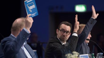 Abstimmungshoch. Herthas Finanzchef Ingo Schiller (l.) präsentierte bei der Mitgliederversammlung am Montag positive Zahlen, die auch Manager Preetz gefielen. 