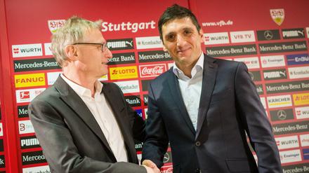 So sah das im Januar aus. VfB-Sportvorstand Michael Reschke (l) freut sich mit Trainer Tayfun Korkut - nun ist Letzterer schon wieder weg.