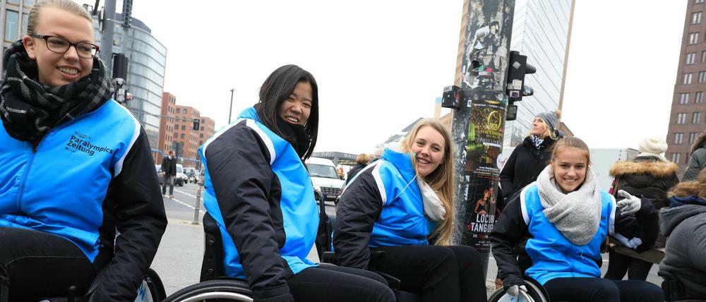 Team der Nachwuchsreporter beim Vorbereitungs-Workshop der "Paralympics Zeitung PyeongChang 2018" testen mit Rollstühlen und Taststöcken die Accessibility rund um den Potsdamer Platz in Berlin-Mitte.