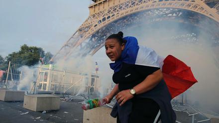 Eiffelturm in Rauch gehüllt: Am Rande des EM-Finales kam es zu Ausschreitungen an der Fanmeile.