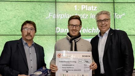  Danny Teichfischer (Mi., mit dem damaligen BFV-Vizepräsidenten Gerd Liesegang, li., und Grohe-Regionalleiter Andreas Vogel) wurde erst vom Berliner Verband und nun vom DFB ausgezeichnet. 