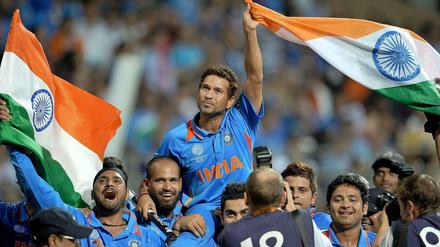 Indiens Cricket-Nationalspieler tragen ihren Mitspieler Sachin Tendulkar nach dem Sieg im Weltmeisterschaftsfinale 2011 gegen Sri Lanka auf Schultern.