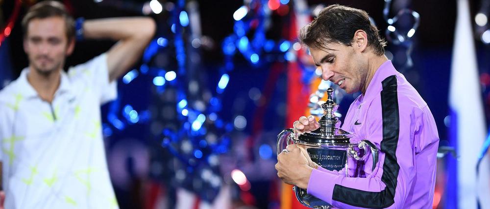US-Open-Sieger. Rafael Nadal gewinnt die Trophäe zum vierten Mal.