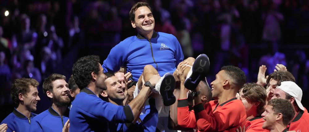 Roger Federer wird nach seinem letzten Match als Profi beim Laver Cup 2022 in London gefeiert.