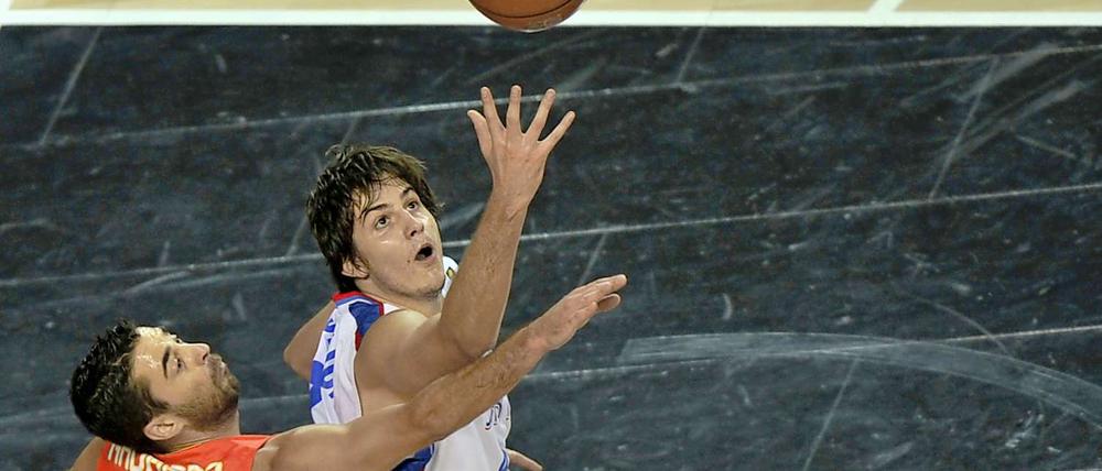 Serbiens Basketballer Teodosic (r) trumpft bei der WM auf. 