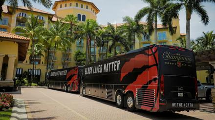Die Mannschaftsbusse der Toronto Raptors in Orlando. In Florida will die Basketball-Liga NBA ihre Saison zu Ende spielen.